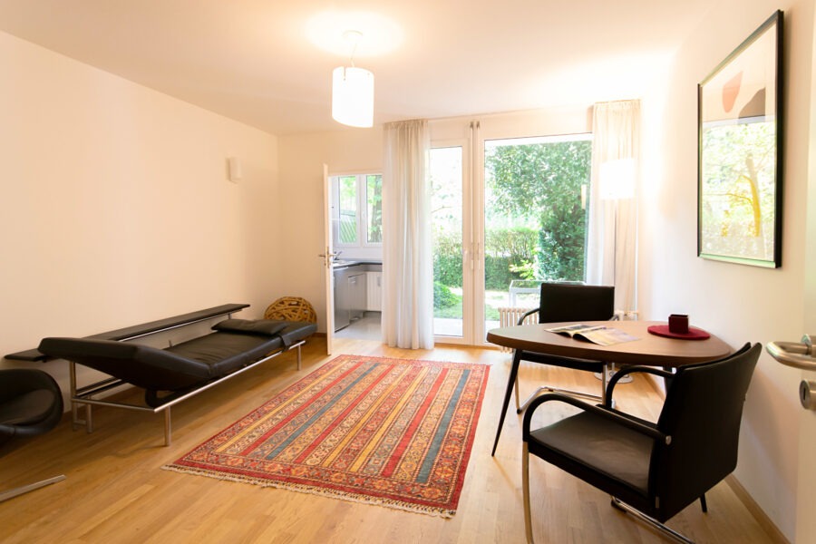 *RESERVIERT* Frei verfügbare 1-Zimmer-Garten-Wohnung mit separater Küche, Nähe U-Bahn und Englischen Garten, 80805 München, Erdgeschosswohnung